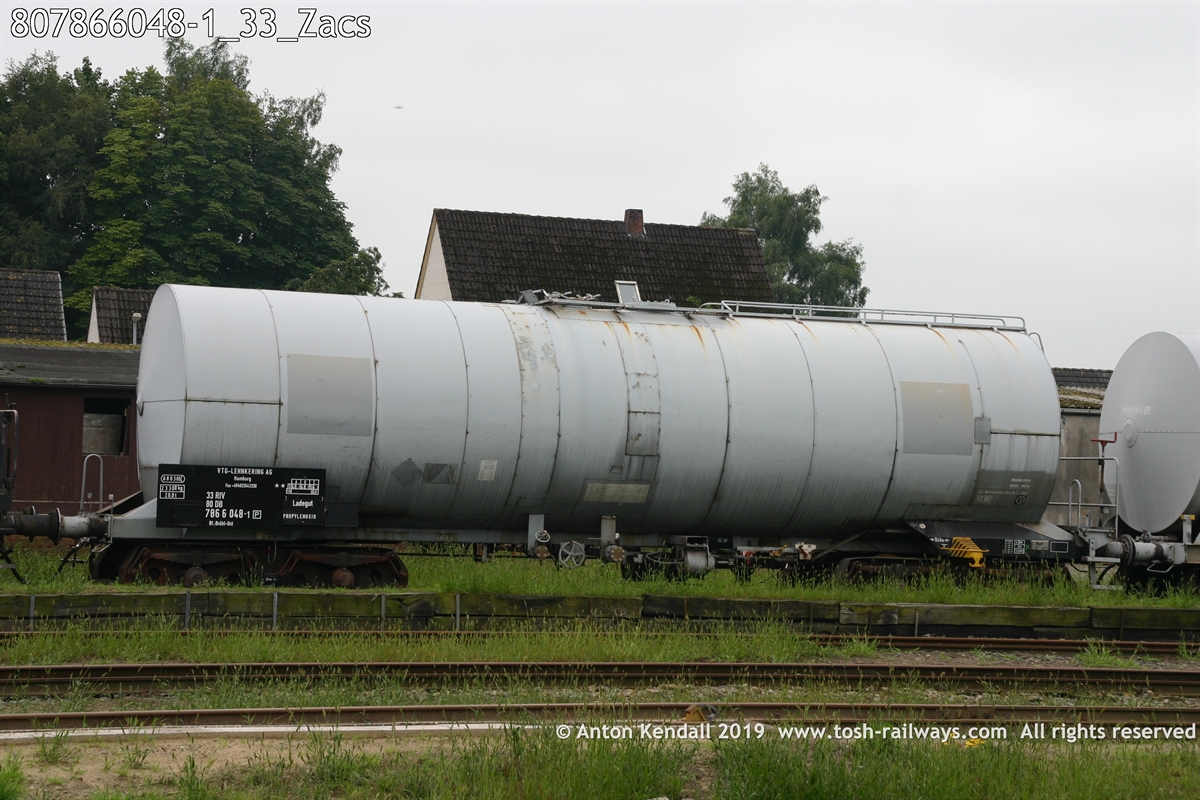 807866048-1_33_Zacs.jpg